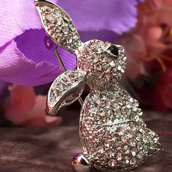 Austrian Crystal Bunny Brooch - Picture 4 of 9